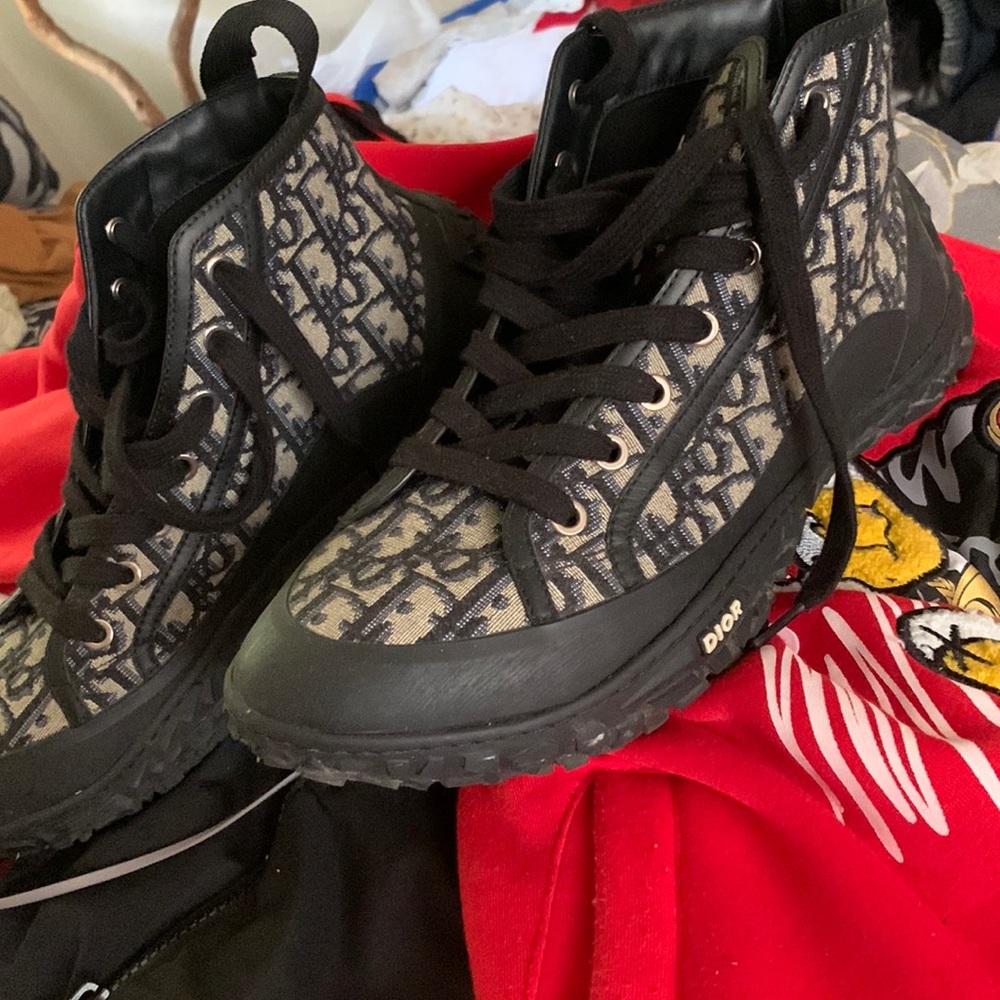 IM SELLIN A PAIR OF DIOR SHOES THAT I ONLY WORE A FEW TIMES